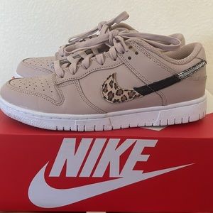 Womens dunk low SE (size 8)